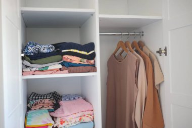  Bir rafa çocuk bezi istiflemek