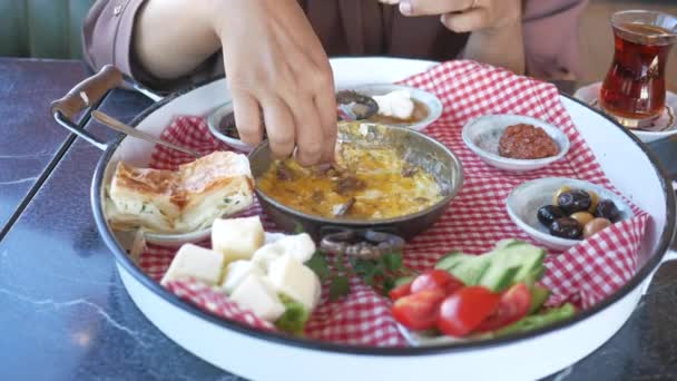 桌上摆满了土耳其式早餐的头像 — 图库视频影像