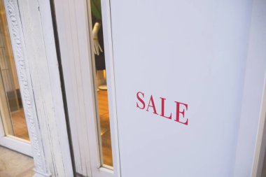 Bir giyim mağazasında indirim tabelası.,