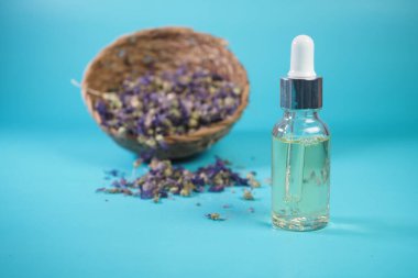 Temel lavanta yağı ve çiçekler fotokopi masasında. .