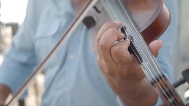 在街上演奏音乐的古典音乐家小提琴家的手 — 图库视频影像