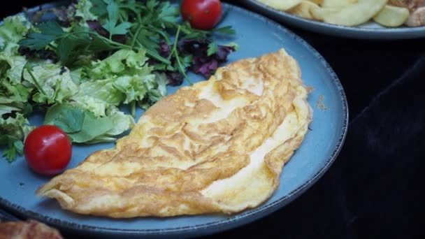 Plain Egg Omelette Med Färsk Sallad Tallrik — Stockvideo