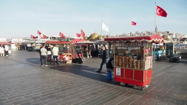 2023년 12일 터키의 Bagel Simit Selling Emononu Van — 비디오