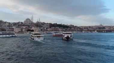 Türkiye İstanbul 18 Temmuz 2023. Boğaz 'da nakliye feribotu. Fatih bölgesi camileri arkada görülüyor