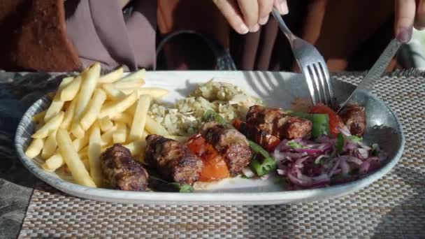 Kebab Comida Tradicional Carne Turca Con Ensalada Plato — Vídeos de Stock