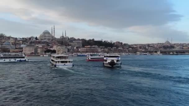 Turkiet Istanbul Juli 2023 Transportfärja Bosporen Moskéer Fatih Området Ses — Stockvideo