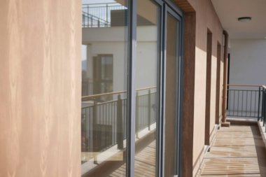 Renkli camlı modern ofis binası. Şehir mimarisi. Yüksek kalite fotoğraf
