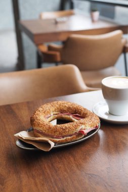 Tütsülenmiş tavuklu sandviç..