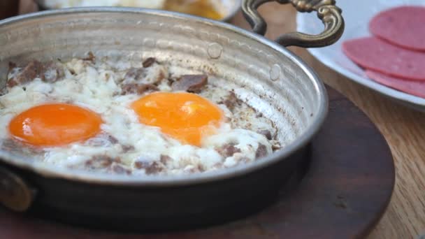 Turkse Roerei Met Geroosterd Vlees Koperen Pan — Stockvideo