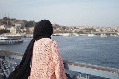 Mutsuz kız bankta dikiliyor 