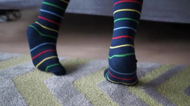 Çocuk Ayaklarındaki Renkli Yumuşak Çorapları Kapat — Stok video