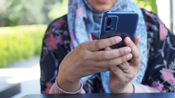 Primer Plano Las Mujeres Mano Sosteniendo Teléfono Inteligente — Vídeos de Stock