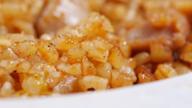 bulgur pilavı ve domates tabağı.