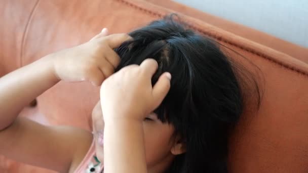 Παιδί Ξύνει Κεφάλι Της Από Κοντά — Αρχείο Βίντεο