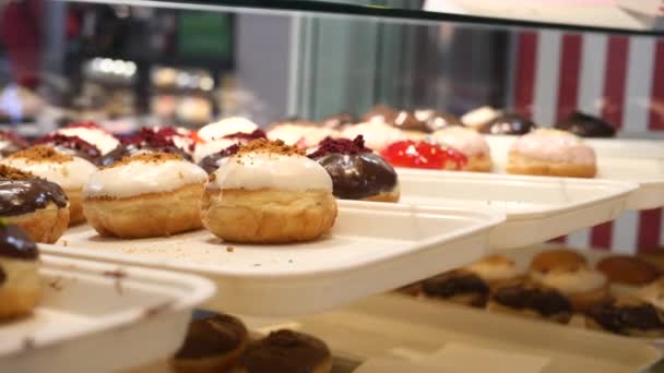 Schokoladen Donuts Zum Verkauf Lokalen Geschäft — Stockvideo