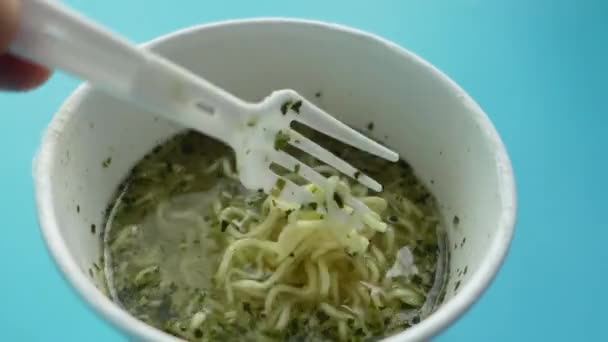 Instant Noodles Eten Met Een Vork — Stockvideo