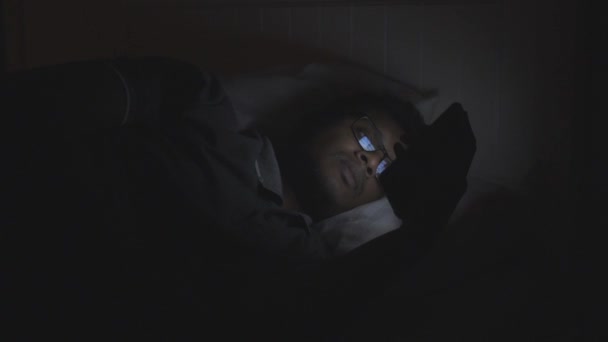 Homem Está Deitado Cama Noite Usa Smartphone — Vídeo de Stock