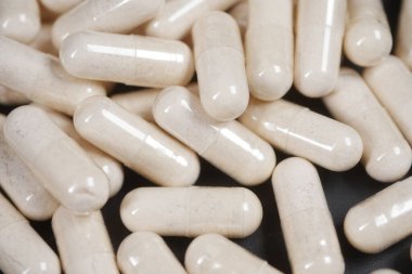 Masadaki bitkisel ilaç kapsülünün üst görüntüsü .