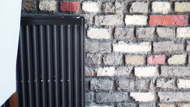 Zwarte Radiator Grijze Witte Muur Systeem Voor Installatie Van Flatverwarming — Stockvideo