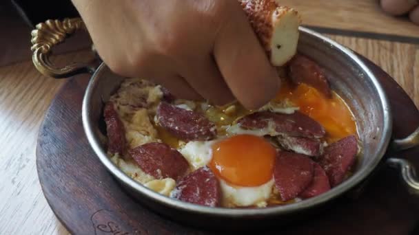 Жареное Яйцо Колбасой Тарелке — стоковое видео