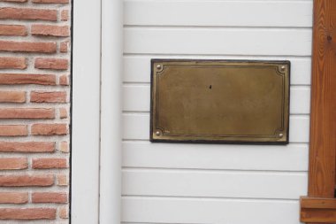 boş ev numarası bir tuğla duvar.