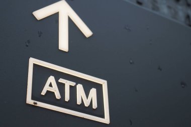 Duvarın kenarındaki ATM tabelası