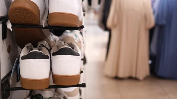 地元の店で販売のための靴のディスプレイ — ストック動画