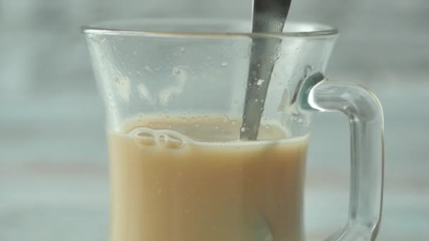 用勺子搅拌咖啡的人 — 图库视频影像