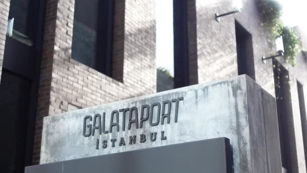 Galataport Metin Işareti Arkaplandaki Binalar — Stok video