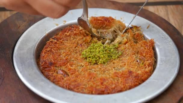 Türkisches Dessert Kunefe Kunafa Kadayif Mit Pistazien — Stockvideo