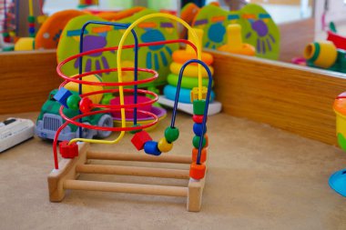  Masadaki matematik öğrenme oyuncağını saymak .