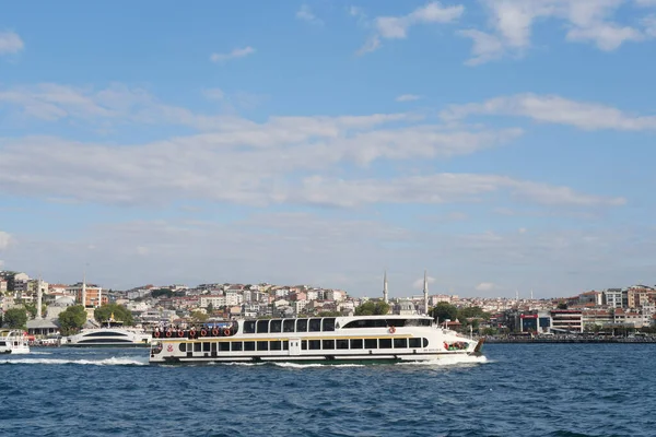 Türkiye İstanbul 18 Temmuz 2023. Boğaz 'da nakliye feribotu. Feribot yolcu taşır..
