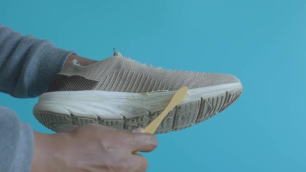 Hombre Lavando Zapatos Sucios Con Cepillo — Vídeo de stock