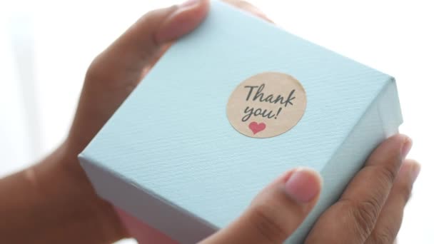 Mão Colocando Adesivo Agradecimento Uma Caixa Presente — Vídeo de Stock