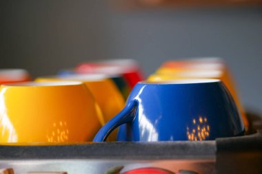  Kafedeki kahve makinesine dizilmiş renkli kahve fincanı. .