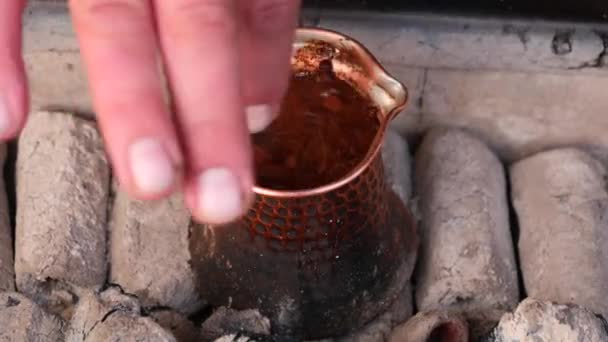 Вид Сверху Приготовление Традиционного Турецкого Кофе Песке — стоковое видео