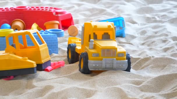 Sand Und Buntes Spielzeug Auf Einem Spielplatz Innenbereich — Stockvideo
