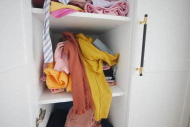 Üst görünümü dağınık kumaşlarla daha saf.