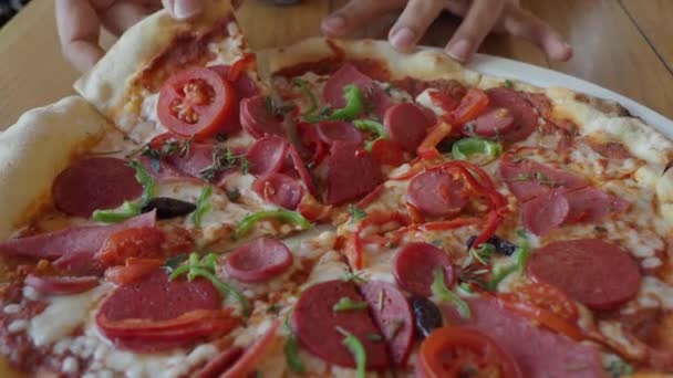 Vista Superior Mano Recogiendo Rebanada Pizza Plato — Vídeo de stock
