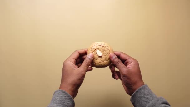 Von Oben Hand Knackt Süße Kekse — Stockvideo