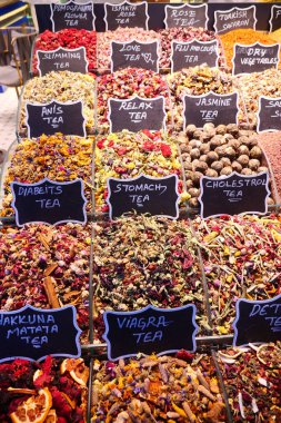 Baharat pazarından renkli bitki çayı, İstanbul 'da geleneksel çay