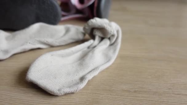 地板上的脏袜子和鞋子 — 图库视频影像