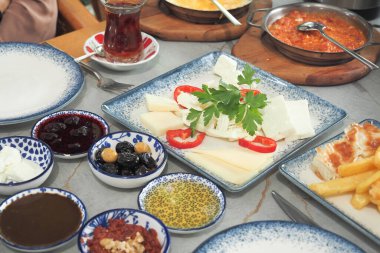 Masadaki Türk kahvaltısının en üst görüntüsü .