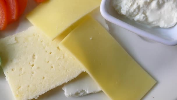 チーズの種類が異なるチーズプレッター — ストック動画