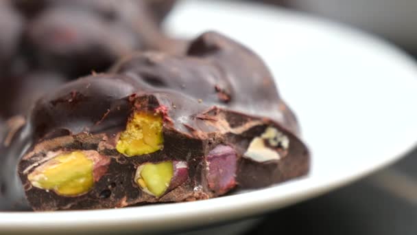 Фисташковый Орех Темный Шоколад Тарелке — стоковое видео