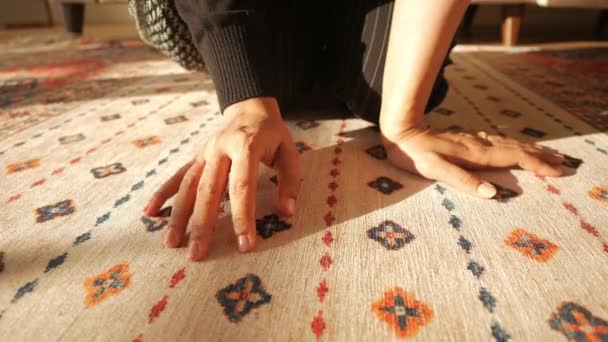 Tangan Menyentuh Karpet Rumah Baru — Stok Video