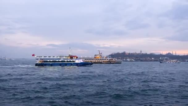 在博斯普鲁斯海峡的运输轮渡 渡船载客 — 图库视频影像