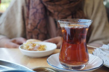 Kafe masasında geleneksel Türk çayı 