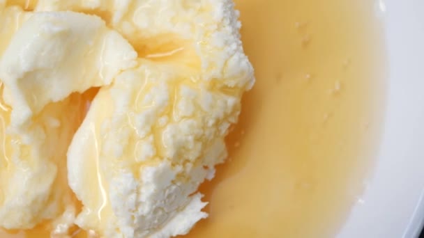 テーブルの上のボウルにバタークリームと蜂蜜 — ストック動画