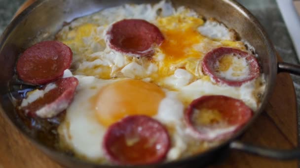 Τηγανητό Αυγό Αναμεμειγμένο Λουκάνικο Πιάτο — Αρχείο Βίντεο